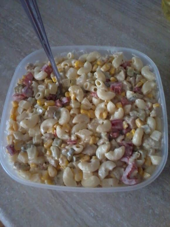 Sałatka makaronowa z kurczakiem curry