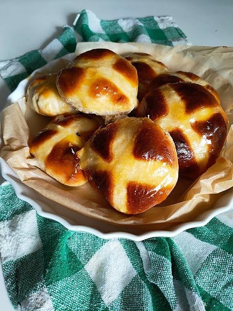 Bułeczki z krzyżem Wielkopostne hot cross buns