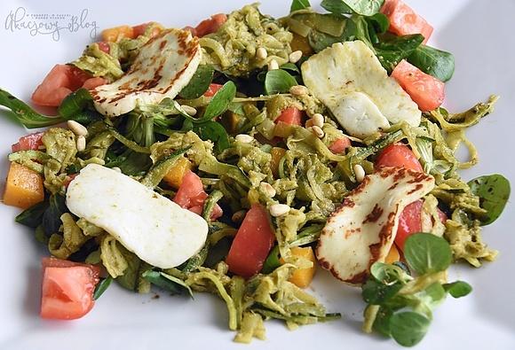 Sałatka z roszponką, cukinią, pomidorem, dynią, serem halloumi i pesto