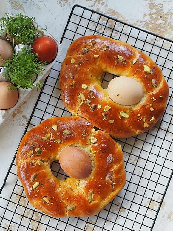 Włoski wielkanocny chleb z jajkami Pane di Pasqua