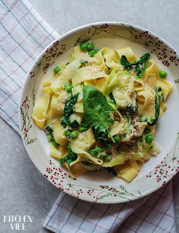 Zielone tagliatelle z płatkami drożdżowymi