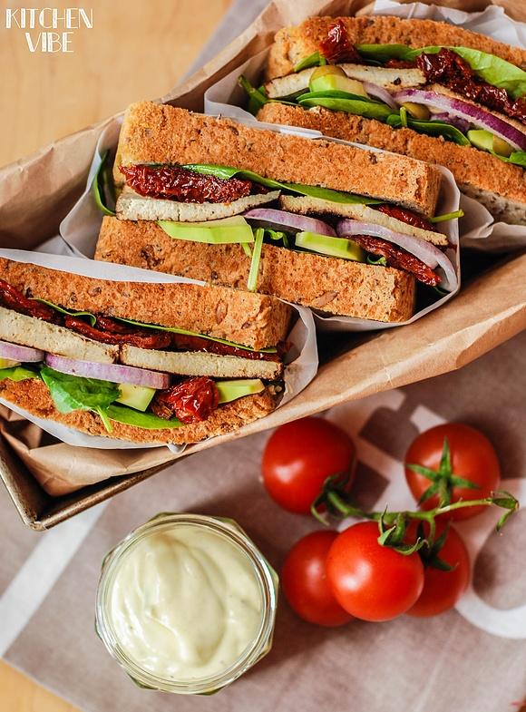 Sandwicze z tofu, szpinakiem, suszonymi pomidorami i majonezem roślinnym