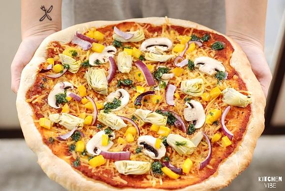 Wegańska pizza z karczochami