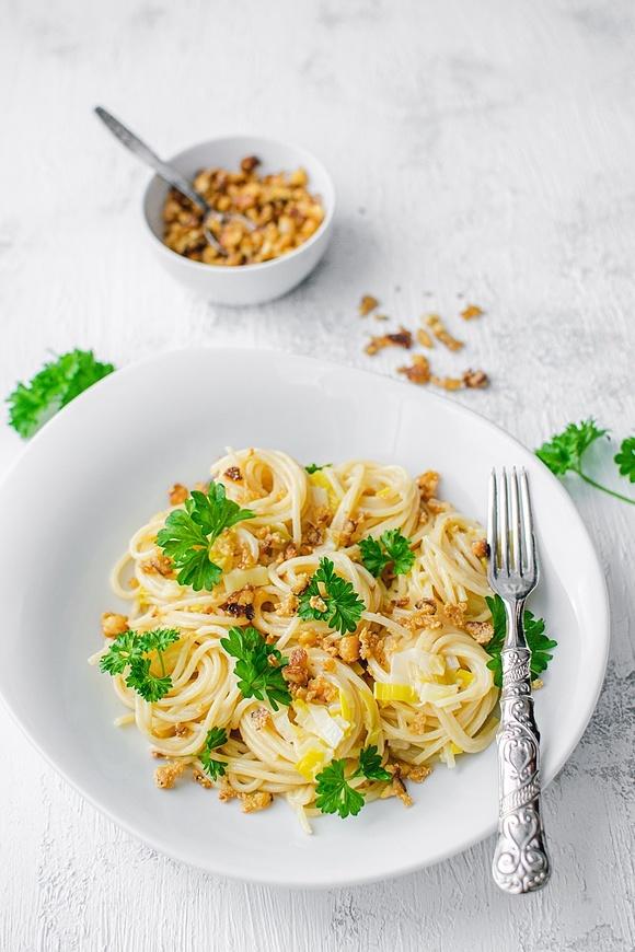 Makaron z porem, wędzonym tofu i serem Grana Padano