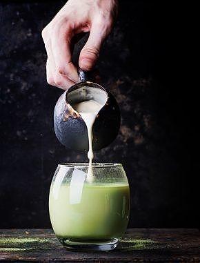 Matcha latte z bitą śmietaną