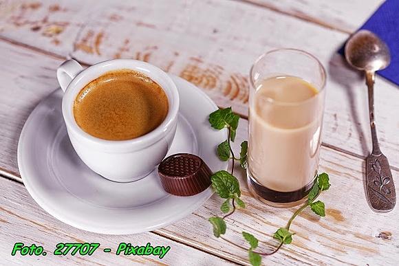 Kawowe latte z mlekiem i syropem