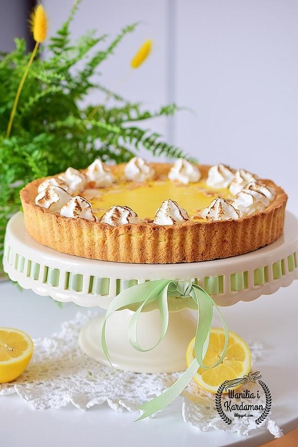 Tarta cytrusowa z prażonymi migdałami i opalaną bezą