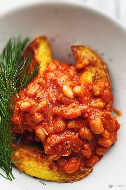 Pieczona fasola w sosie bbq z ziemniakami i koperkiem