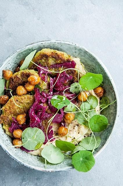 Falafel z zielonym groszkiem i kiszoną cytryną