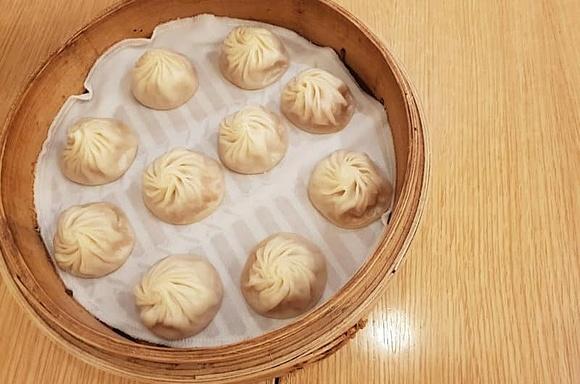 Gruzińskie pierożki chinkali z mięsem mielonym i bulionem
