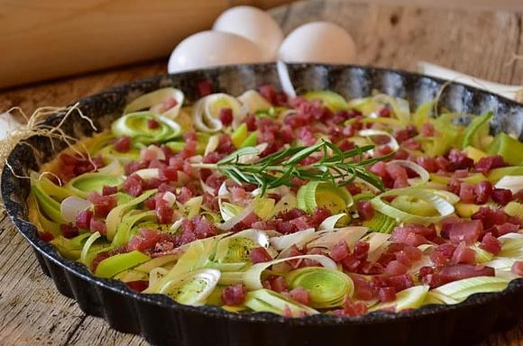 Tarta Quiche Lorraine z porem i boczkiem
