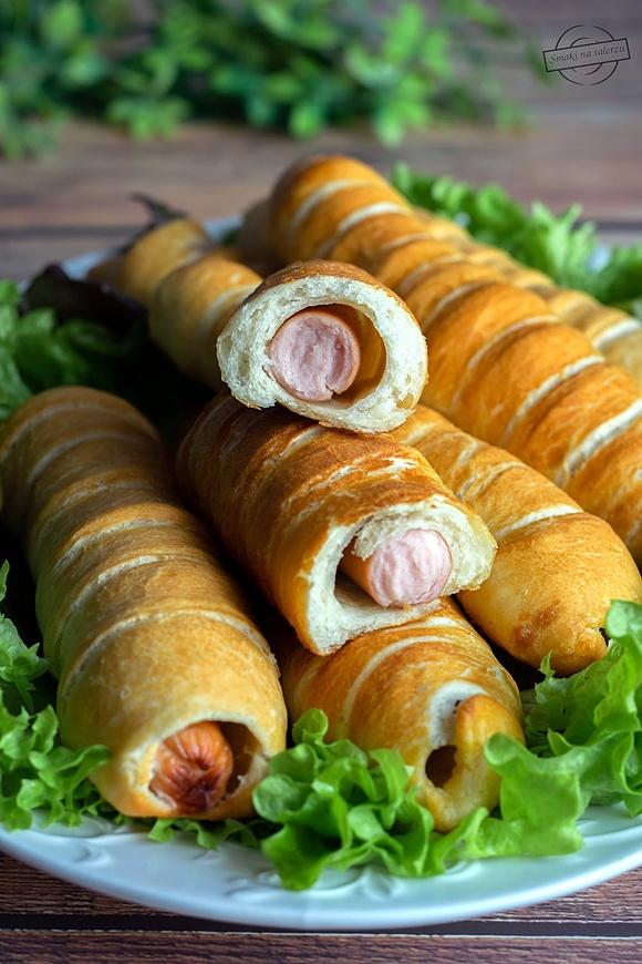 Parówki w bułce preclowej