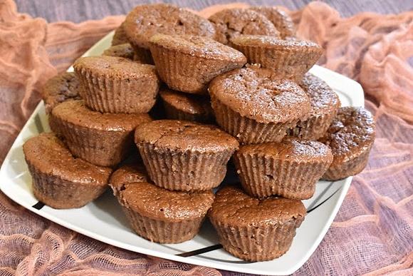 Muffinki czekoladowe z dżemem z porzeczki