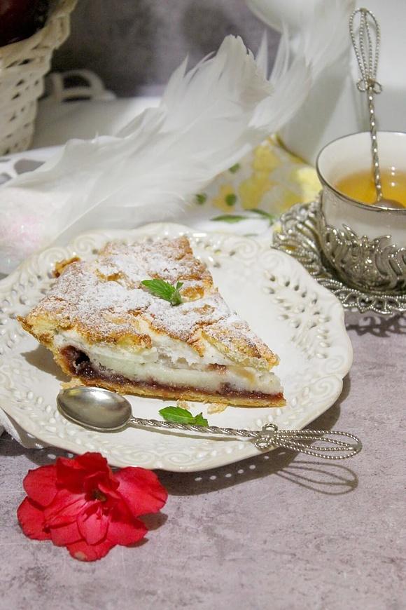 Tarta ze słodką pianką jabłkami i malinowym dżemem