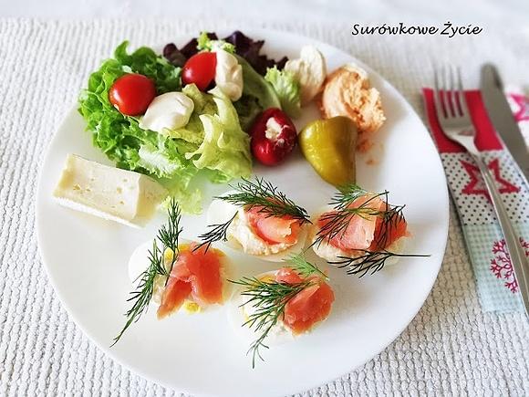Jajka z wędzonym łososiem chrzanem i koperkiem