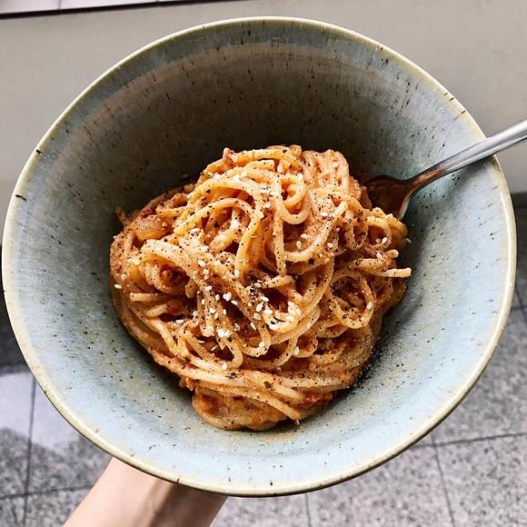 Spaghetti z sos pomidorowo-orzechowym