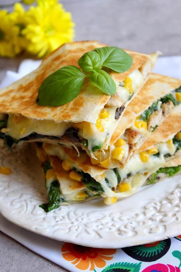 Quesadilla z kurczakiem, pieczarkami i kukurydzą