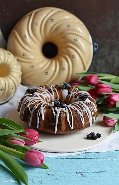 Babka na mleku skondensowanym z czarnymi porzeczkami