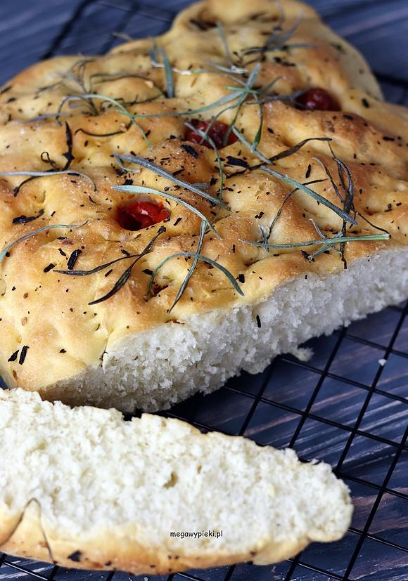 Focaccia z rozmarynem i pomidorkami koktajlowymi