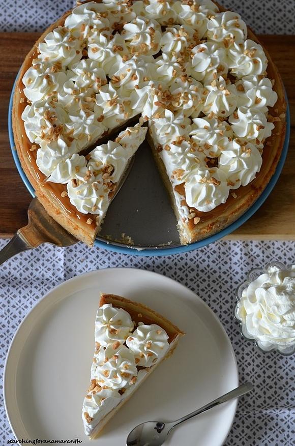 Tarta bananowa z kajmakiem i bitą śmietaną