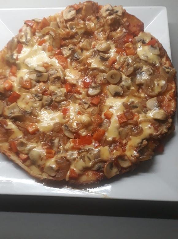 Pizza z patelni - szybki przepis na obiad bez drożdży