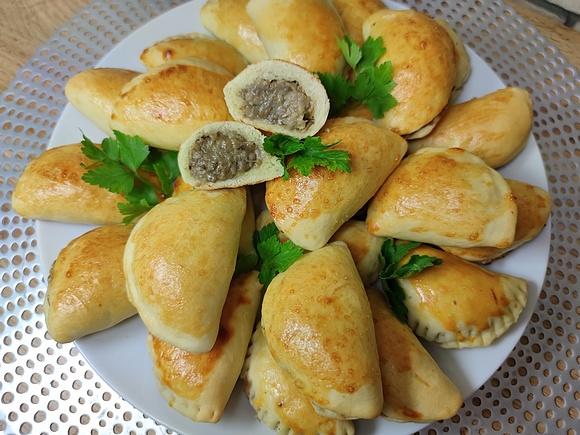 Pieczone pierożki drożdżowe z pieczarkami i serem