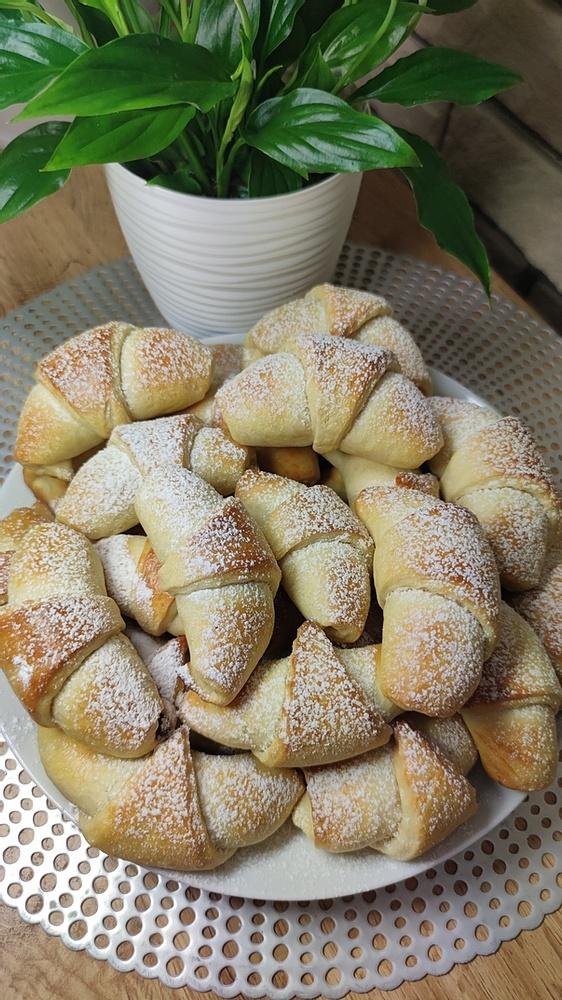 Drożdżowe rogaliki z czekoladą