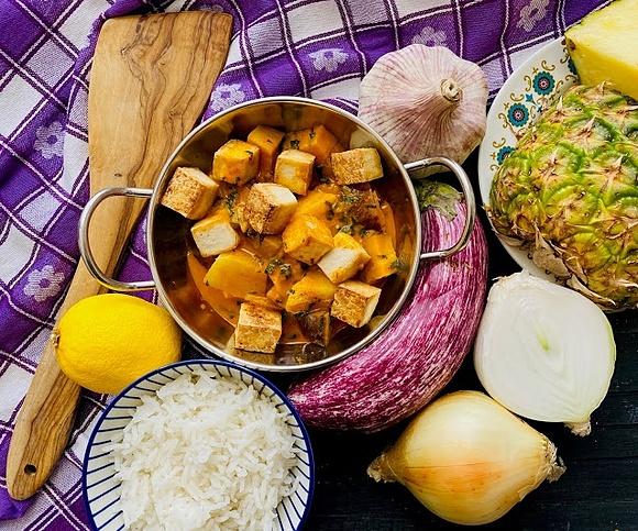 Ananasowe curry z tofu i bakłażanem