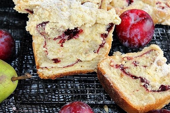 Drożdżowe ciasto zawijane z dżemem i kruszonką