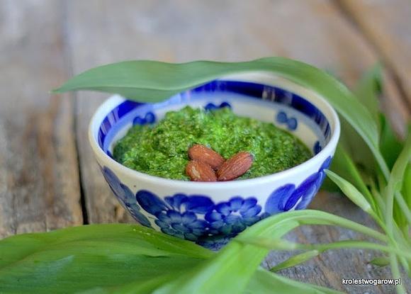 Pesto z czosnku niedźwiedziego z migdałami
