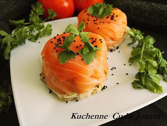 Kubeczek z łososia z jajkiem i avocado
