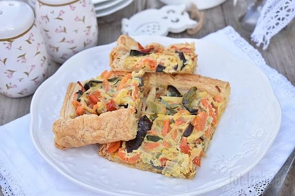 Tarta na cieście francuskim z warzywami