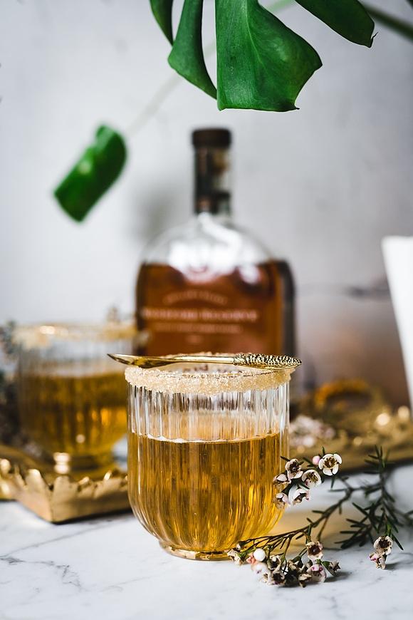 Złoty drink z nutą burbonu i cydru jabłkowego