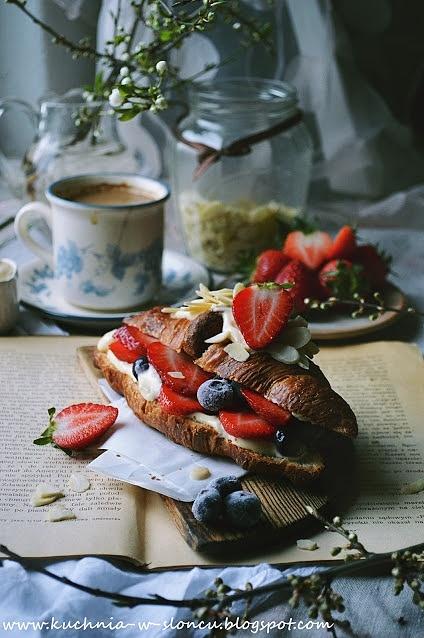 Croissant z miodowym mascarpone i owocami