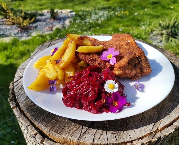 Schabowy z kością pieczone ziemniaki i buraczki domowe