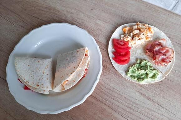 Składane wrapy z tortilli z guacamole i jajecznicą