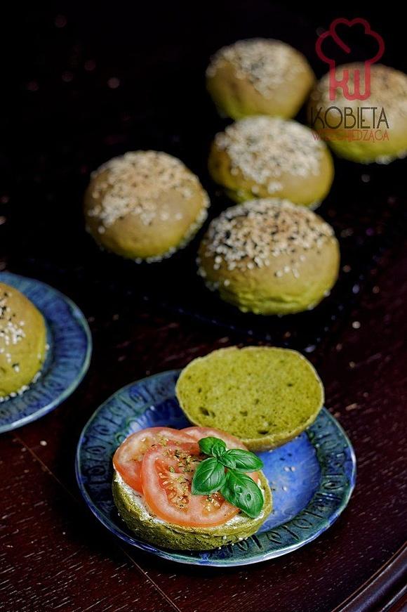 Bułki ze szpinakiem i bazyliowym pesto
