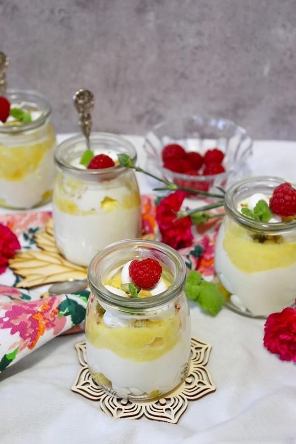 Słoneczny deser z mango i bezikami
