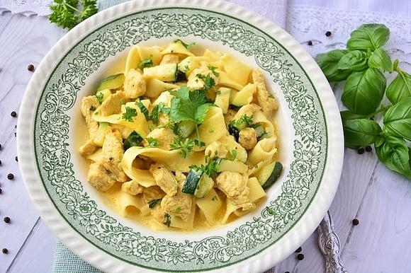 Tagliatelle z kurczakiem i cukinią w sosie curry