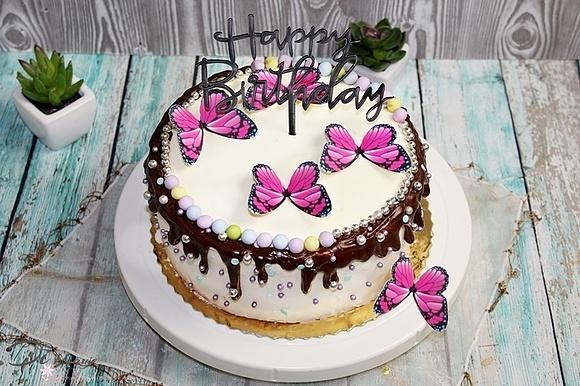 Prosty tort drip cake z motylkami
