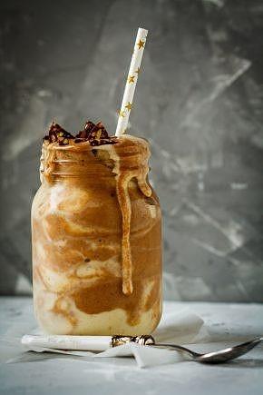 Czekoladowe smoothie z bananami i daktylami