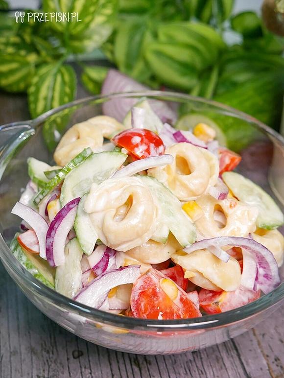 Sałatka z tortellini - szybki przepis na kolorową sałatkę