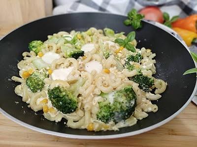Makaron z patelni z brokułem i mozzarellą