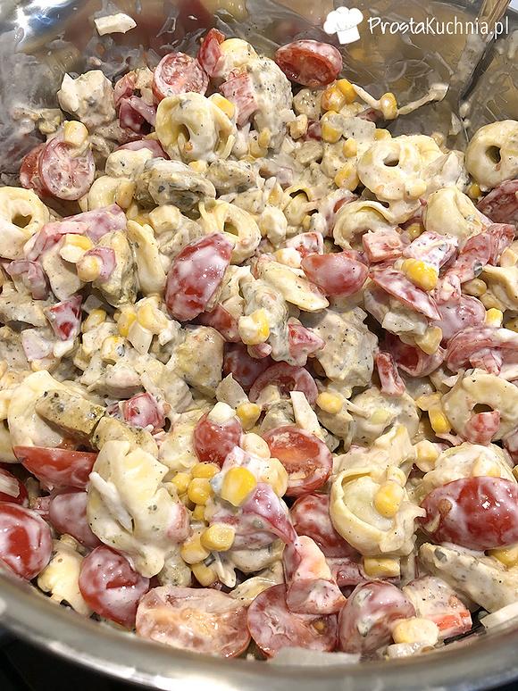 Sałatka z tortellini z kurczakiem i warzywami