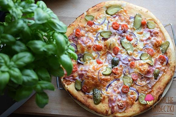 Pizza z boczkiem, ogórkiem kiszonym, cebulą i pomidorem