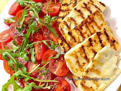 Grillowany ser halloumi z pomidorkami