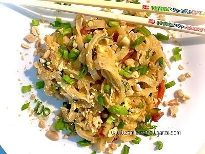 Pikantny Pad Thai z papryką i cukinią