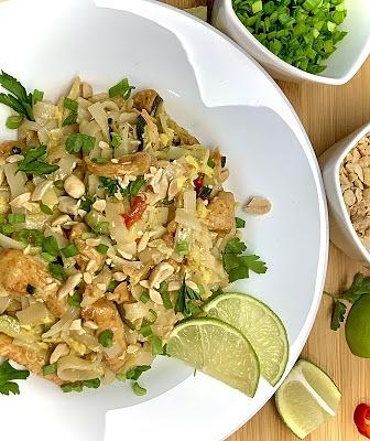 Pad thai – tajski makaron z kurczakiem i warzywami