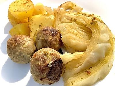 Pieczone pulpety z ziemniakami i słodką kapustą