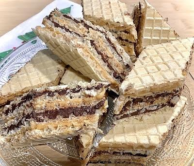Wafle przekładane masą z kajmakiem, chałwą i kakao